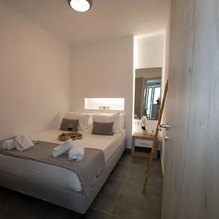 Sofia's Kamari (Santorini)